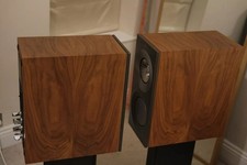 Kef Reference 1 Meta with matching S-RF1 stands