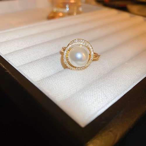 Large pearl ring decorate with