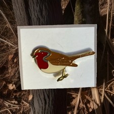 RSPB- Pin Badge  ROBIN    On A
