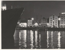 POOLE QUAY AT NIGHT 1983. ORIGINAL VINTAGE PHOTOGRAPH. 9 x 7 ins