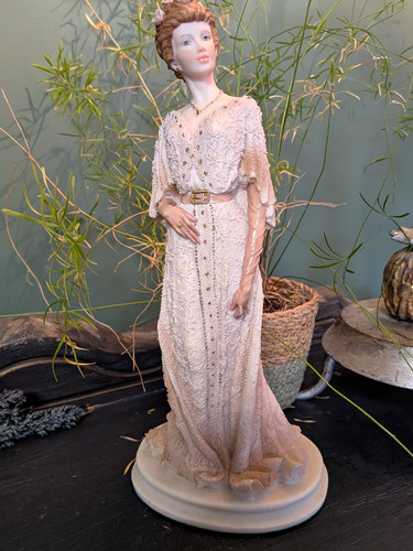 Vintage belcari figurine - a,