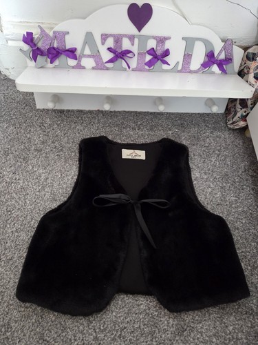 Dolly wears black - 5-6,