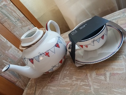 2012 diamond jubilee teapot - jubilee,