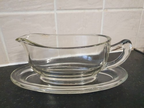 Small pyrex gravy sauce boat - small,