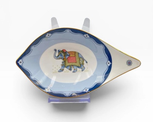 Wedgewood blue elephant - elephant, leaf