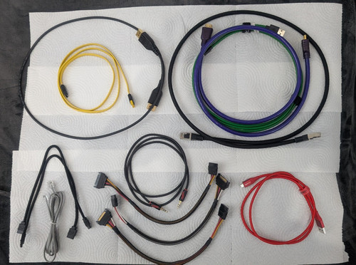 Mixed branded cable - cable, qed