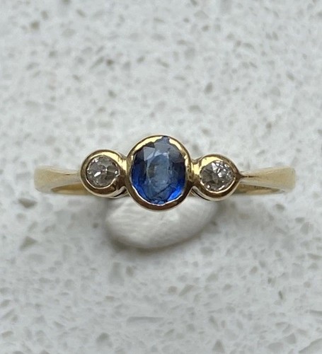 18ct gold three stone - gold,