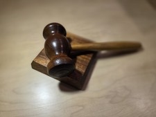 Solid Wooden Auctioneer’s Gavel & Sound Block – Classic Hardwood Finish