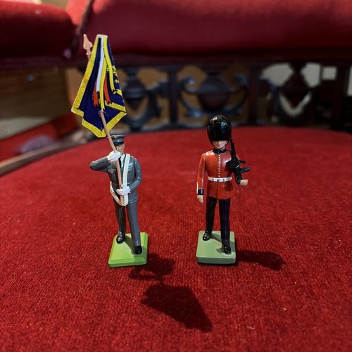 Britains ltd 1990 flag man - x,