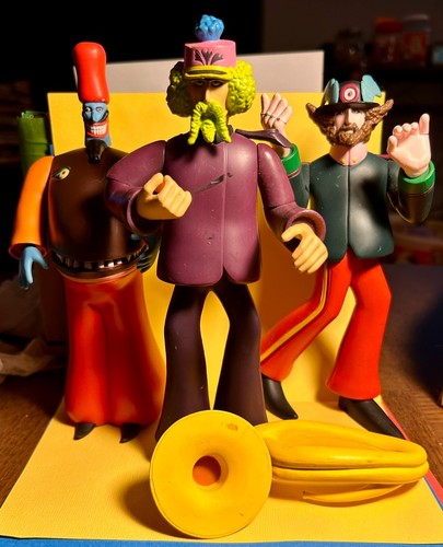 Beatles figurines yellow - beatles,