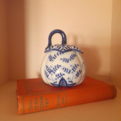 Blue and white floral - , lidded