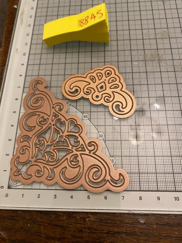 Spellbinders swirling corner - swirling,