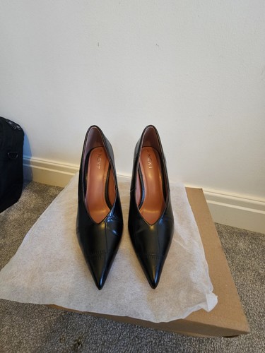 Next black pointed - black, toe