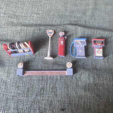 Vintage Dinky Petrol Garage Tyre Rack Plus Garage Wall And Pumps Joblot O885