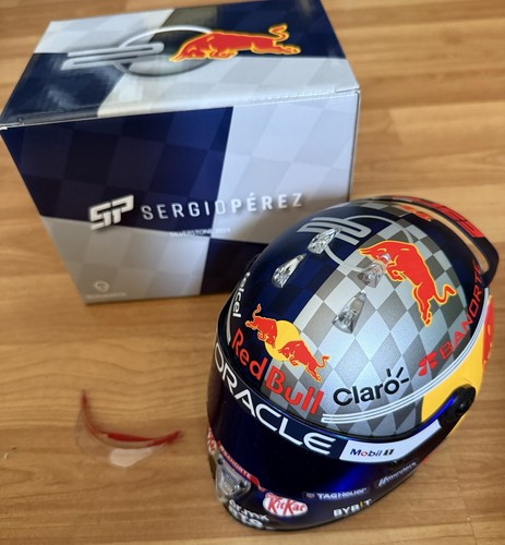 Half scale schuberth - half,