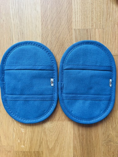New creuset ovan glove set - new, le