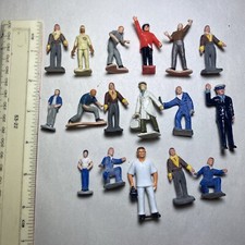 PD275 Bundle of 20 miniature model railway figures scenery accessories - good
