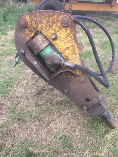 Digger hydraulic breaker