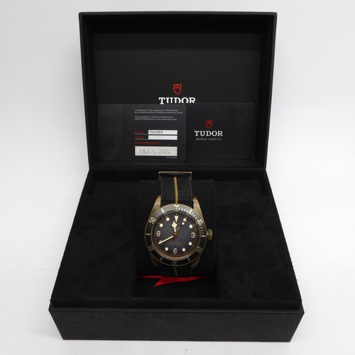 Tudor black bay bronze 43mm - black,