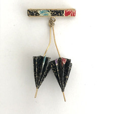 Vintage Origami Paper Folding Parasol Brolly Umbrella Gold Tone Bar Brooch Pin