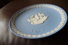 WEDGWOOD ENG BLUE JASPERWARE CHRISTMAS PLATE  VICTORIAN TRADITIONS - 199 SKATING