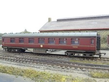 OO GAUGE DAPOL BR MAROON COACH M3870 (LINESIDE WEATHERED)
