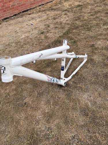 Chucker frame white inch - chucker,