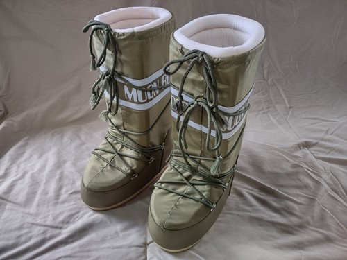 Nwt women moon boots size - boots,