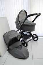 EGG QUANTUM GREY PRAM AND CARRYCOT BUNDLE