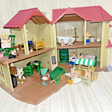 SYLVANIAN FAMILIES  BEECHWOOD HOUSE WITH SOME FURNITURE AND PEOPLE PRELOVED