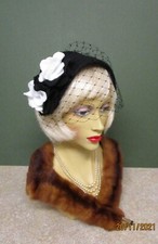 1940S LADIES BLACK BRIDGE HAT WITH BLACK & WHITE FELT FLOWERS & FACE NET  