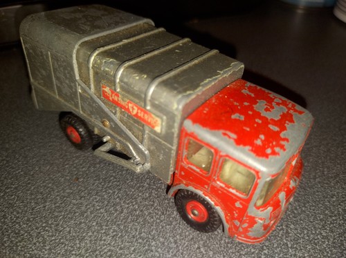 Matchbox bin lorry - bin, lorry.