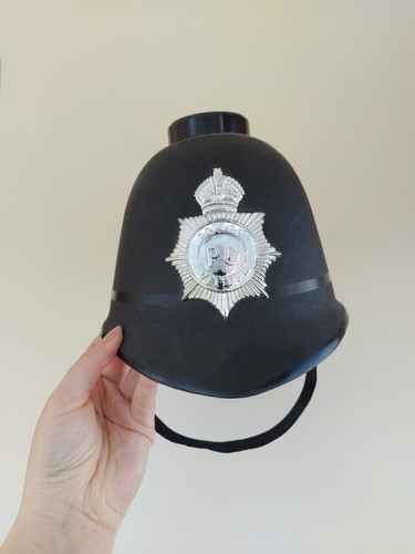 Kids dress policeman - up,