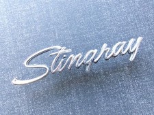 CHEVROLET CORVETTE C3 : FRONT FENDER STINGRAY SCROLL EMBLEM FOR YOUR C3
