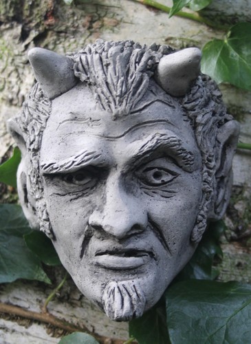 Devil little garden wall - little,
