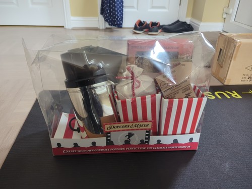 Popcorn maker with - popcorn,