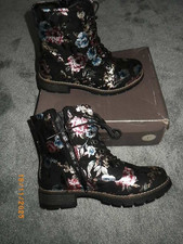 BRAND NEW PAVERS LACE UP BLACK