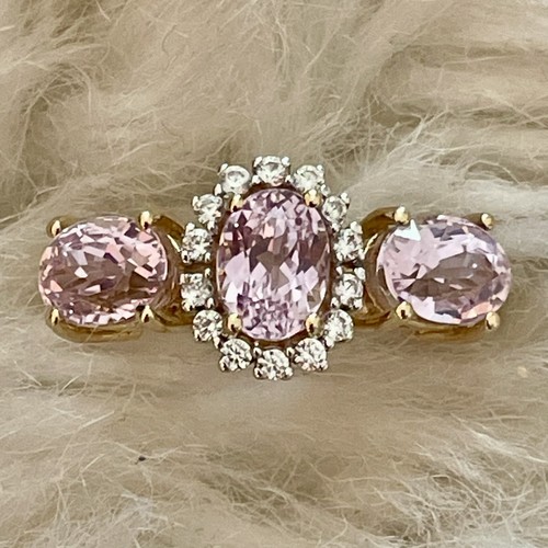 Dazzlingly elegant 18k tri - dazzlingly,