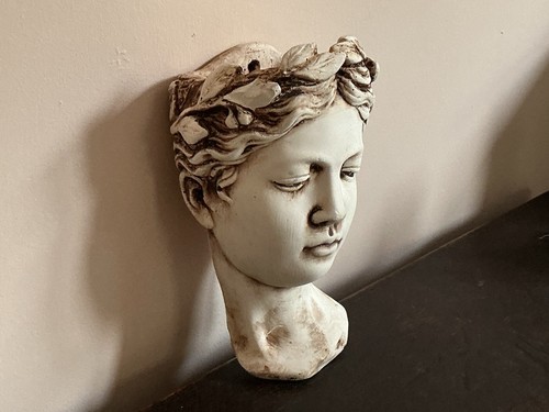 Wall hung plaster head - head, the
