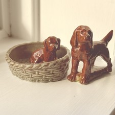 Wade Irish Setter (Red Setter) Dog figurine & puppy in basket. Made In England