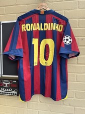 Barcelona 2005-06 Home Football Shirt Men’s Large #10 RONALDINHO