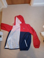 MENS TOMMY HILFIGER THIN JACKET SIZE XL COLOUR BLUE AND RED. JACKET IS LINED