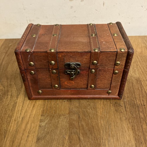 Small wooden treasure chest - treasure,