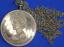1977 Elizabeth II Silver Jubilee Medallion, 38mm, with24 inch chain  [33425]