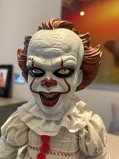 IT (2017): Pennywise 15" With Sound MDS Mega Scale Figure