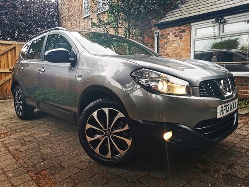 Seater 2013 nissan - **7,