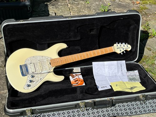 Ernie ball musicman silhouette - ball,