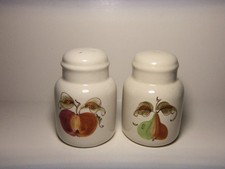 APPLE & PEAR PATTERN CERAMIC SALT & PEPPER SHAKERS  VINTAGE  UNUSED