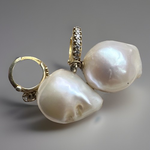 Large baroque freshwater pearl - freshwater,