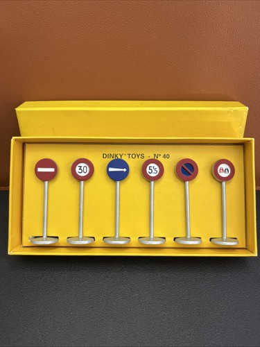 Dinky toys road signs - 40,